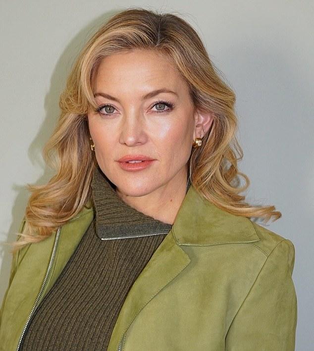 Кейт показала закулисные кадры своей подготовки, прежде чем предстать в стильном зелёном образе.