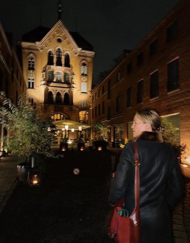 Кейт вышла в город, блистая стилем в длинном черном кожаном пальто.