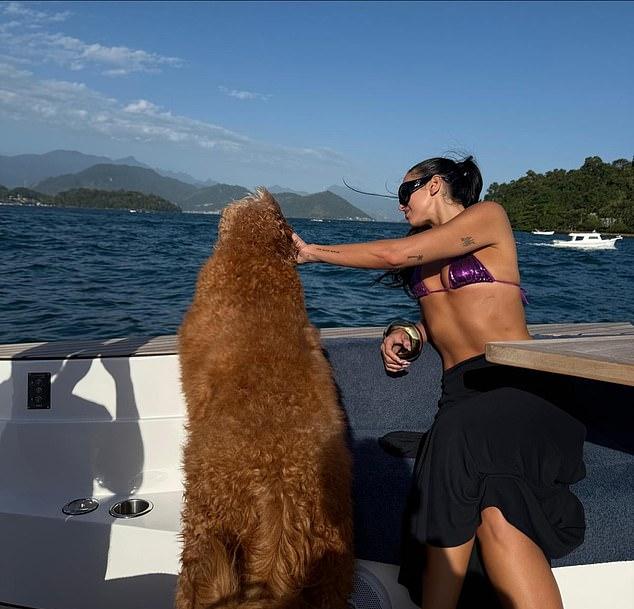 Гладко зачесав темные пряди в хвост, она устроила шквал позирования, нежась на солнце и кокетливо снимаясь на палубе яхты.