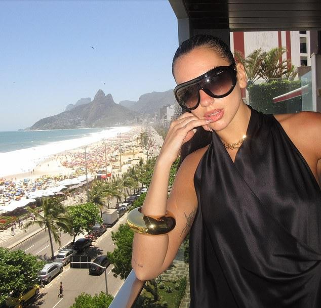 На других эффектных снимках Дуа продемонстрировала безупречный стиль: струящийся черный топ-халтер и длинная черная юбка.