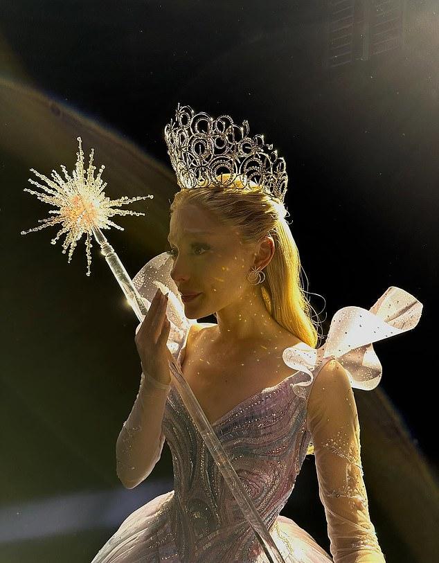 Ариана Гранде опубликовала эмоциональное открытое письмо фанатам "Злой", делясь мыслями о роли Глинды после рекордной премьеры фильма.