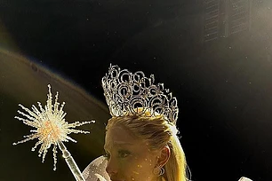 Ариана Гранде опубликовала эмоциональное открытое письмо фанатам «Злой», размышляя о своей роли Глинды после рекордной премьеры фильма