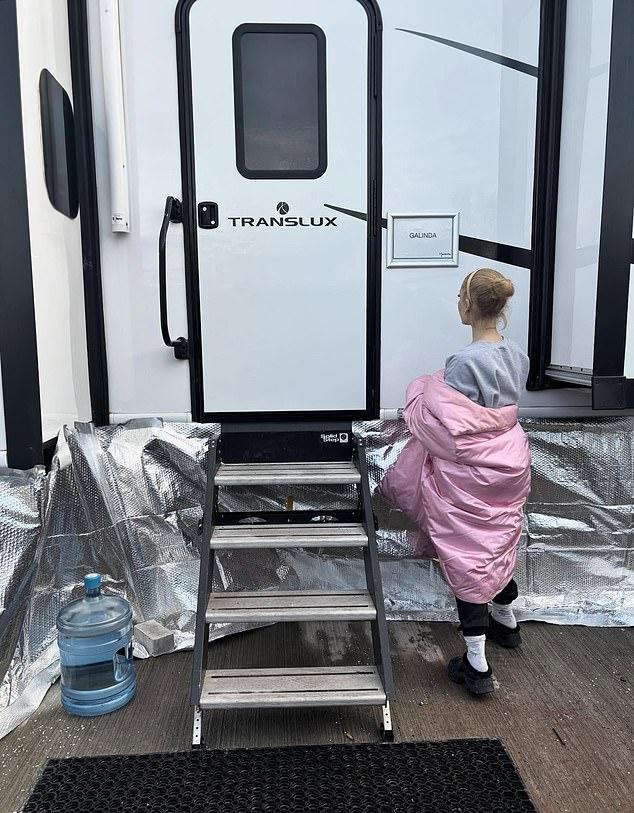 Исполнительница поведала об уроках, что сформировали ее, научив «любить безусловно» и «бороться за истинное, глубокое добро».