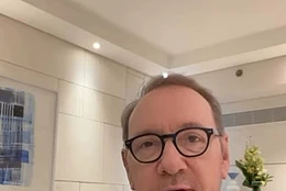 Через четыре дня после того, как The Telegraph опубликовала статью, заявляющую, что Кевин Спейси был «бездомным, «отмененным» и поющим на Кипре», 66-летний актер решил расставить все точки над «і»