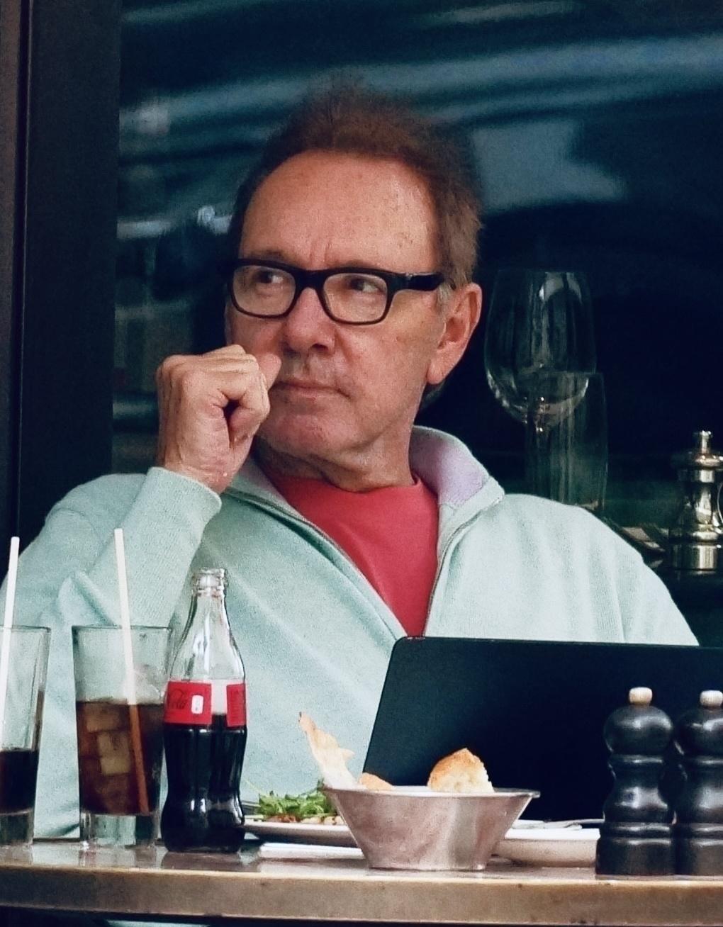 Кевин Спейси наслаждается обедом на свежем воздухе.