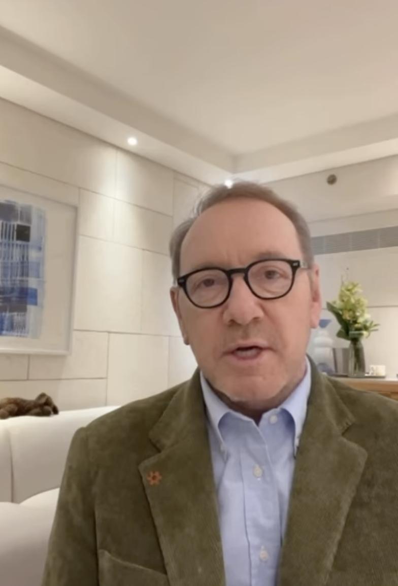 Кевин Спейси проясняет свой предыдущий комментарий о бездомности.