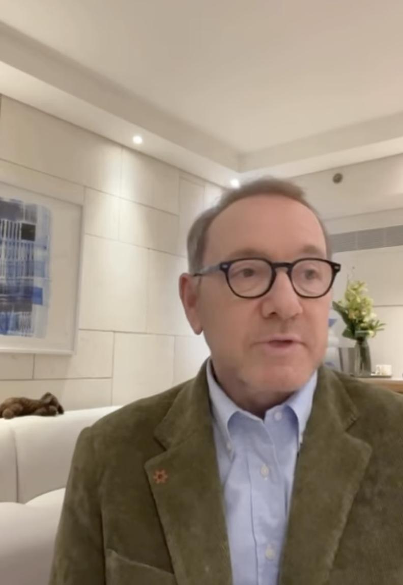 Кевин Спейси говорит по видеосвязи.