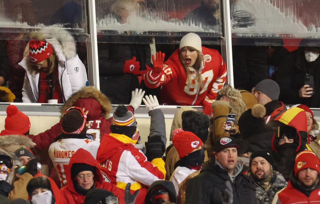 Тейлор Свифт была замечена, восторженно болеющей на матче «Канзас-Сити Чифс» против «Индианаполис Колтс» в воскресенье