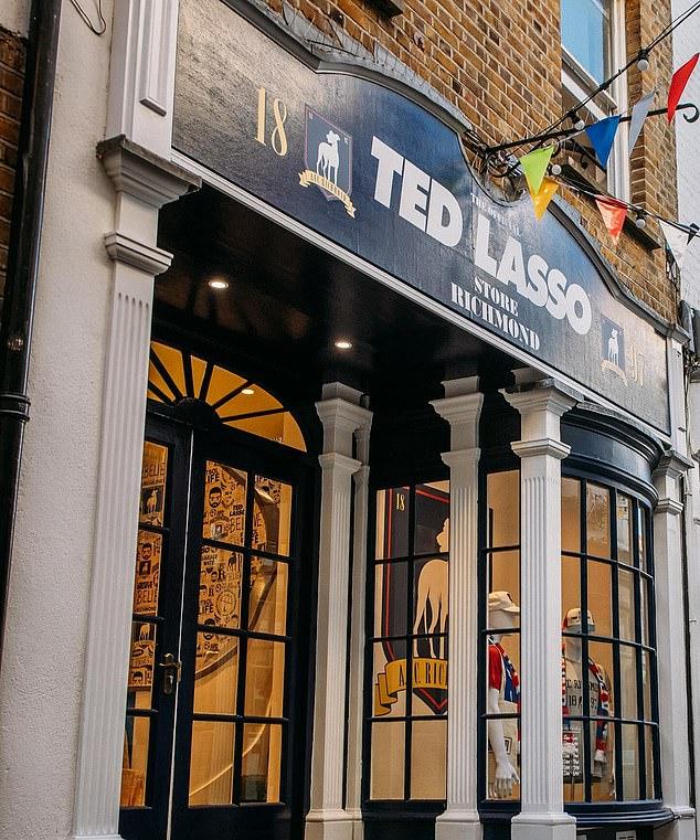 Двухэтажный магазин Теда Лассо открылся на узкой Пейвед-Корт, привлекая тысячи фанатов-паломников, ищущих локации сериала.