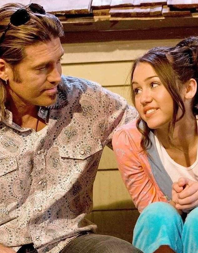 Артистка "Something Beautiful" в октябре поведала о песне "Секреты", подаренной отцу в августе на день рождения в знак примирения.