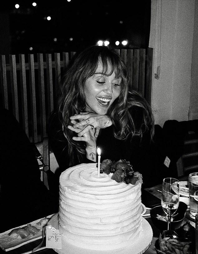 Она написала: «33 ярко горит от ваших теплых поздравлений. Хочу больше смеха с людьми, дарящими морщинки от улыбок».