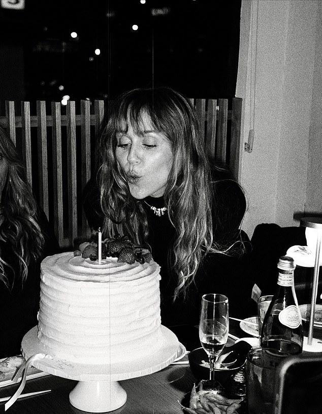 Майли Сайрус поделилась фотографиями с празднования своего 33-летия в Instagram в воскресенье