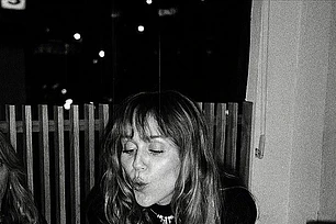 Майли Сайрус поделилась фотографиями с празднования своего 33-летия