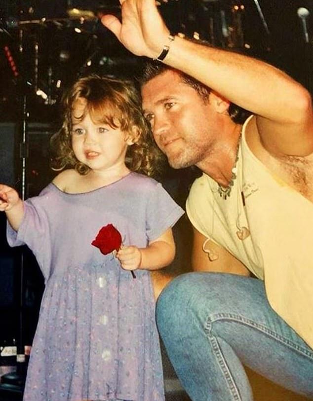 Бывшая звезда «Ханны Монтаны» получила поздравления от отца Билли Рэя Сайруса, с которым недавно воссоединилась после семейного разлада.