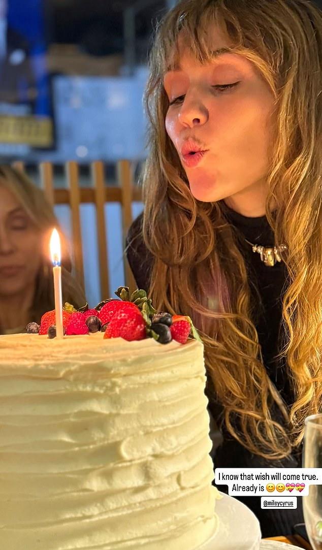 Поп-звезда отметила день рождения в кругу друзей и семьи, включая Кэти Койн, выложившую два фото певицы.