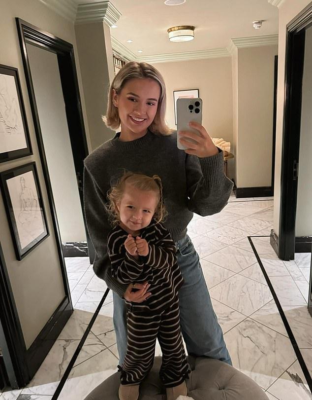 Молли-Мэй Хейг и Томми Фьюри были влюблены как никогда, запечатленные на трогательных семейных фотографиях в Instagram со своей дочерью Бамби в воскресенье