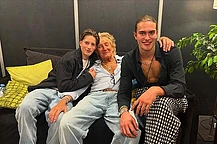 Сэр Род Стюарт предстал образцом заботливого отца, позируя со своими сыновьями-подростками Аластером и Эйденом для веселого снимка в Instagram в воскресенье