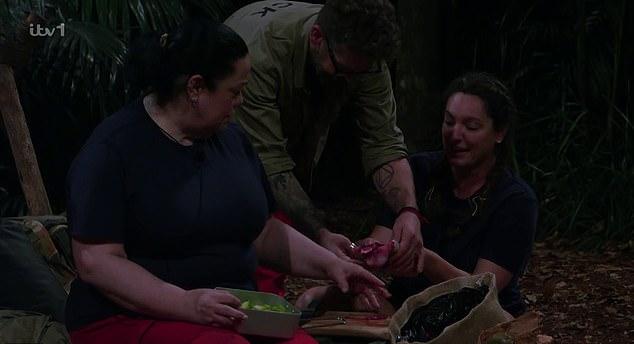 Келли и Джек ссорились на кухне: она обвинила его в оттеснении при потрошении рыбы, а он раскритиковал её нарезку картофеля.