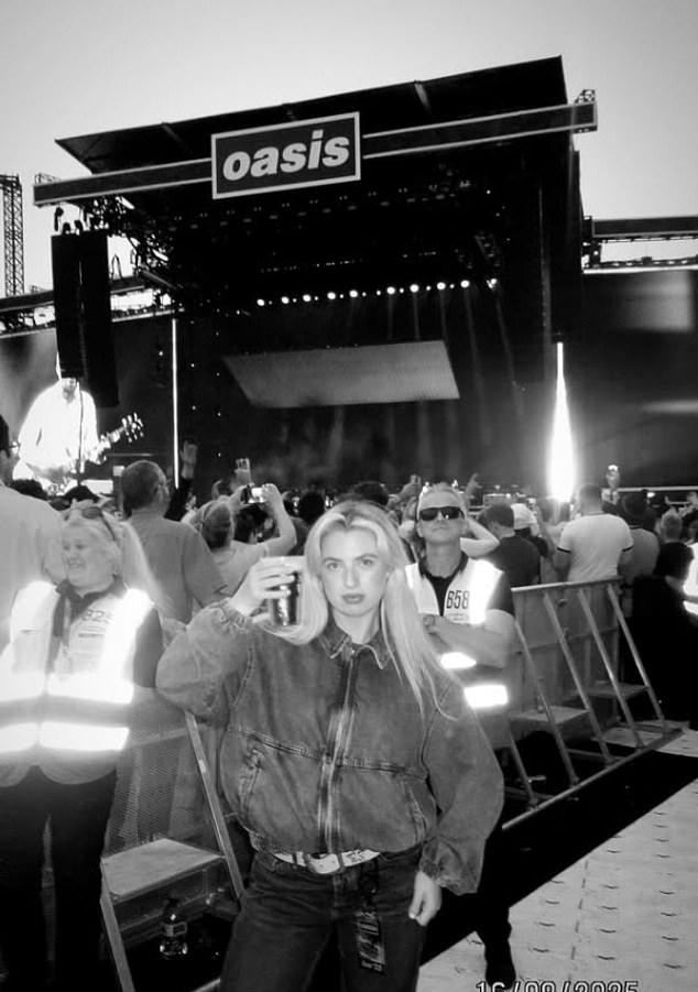 60 000 фанатов наблюдали, как Лиам и Ноэль Галлахеры завершали впечатляющую серию выступлений, а среди зрителей были и их гордые дети.