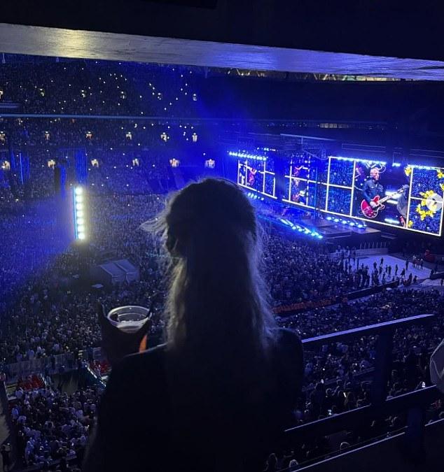 Я люблю Oasis, Live 25, но больше всего вас, Галлахеры. И напоследок: «Это рок-н-ролл, детка».