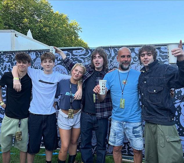 Дети Галлахеров (Донован, Санни, Анаис, Джин, Пеп Гвардиола, Леннон) воссоединились для фото перед июльским шоу отцов в Манчестере.