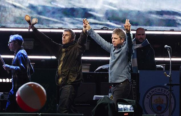 Oasis завершили свое 41-дневное реюнион-турне в воскресенье вечером, попрощавшись со сценой в Сан-Паулу, Бразилия