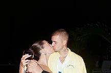 Джастин Бибер, плача, спел об обреченных отношениях на всплывшей трансляции Twitch, задаваясь вопросом, почему он не может отпустить прошлое