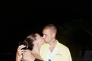 Джастин Бибер, плача, спел об обреченных отношениях на всплывшей трансляции Twitch, задаваясь вопросом, почему он не может отпустить прошлое