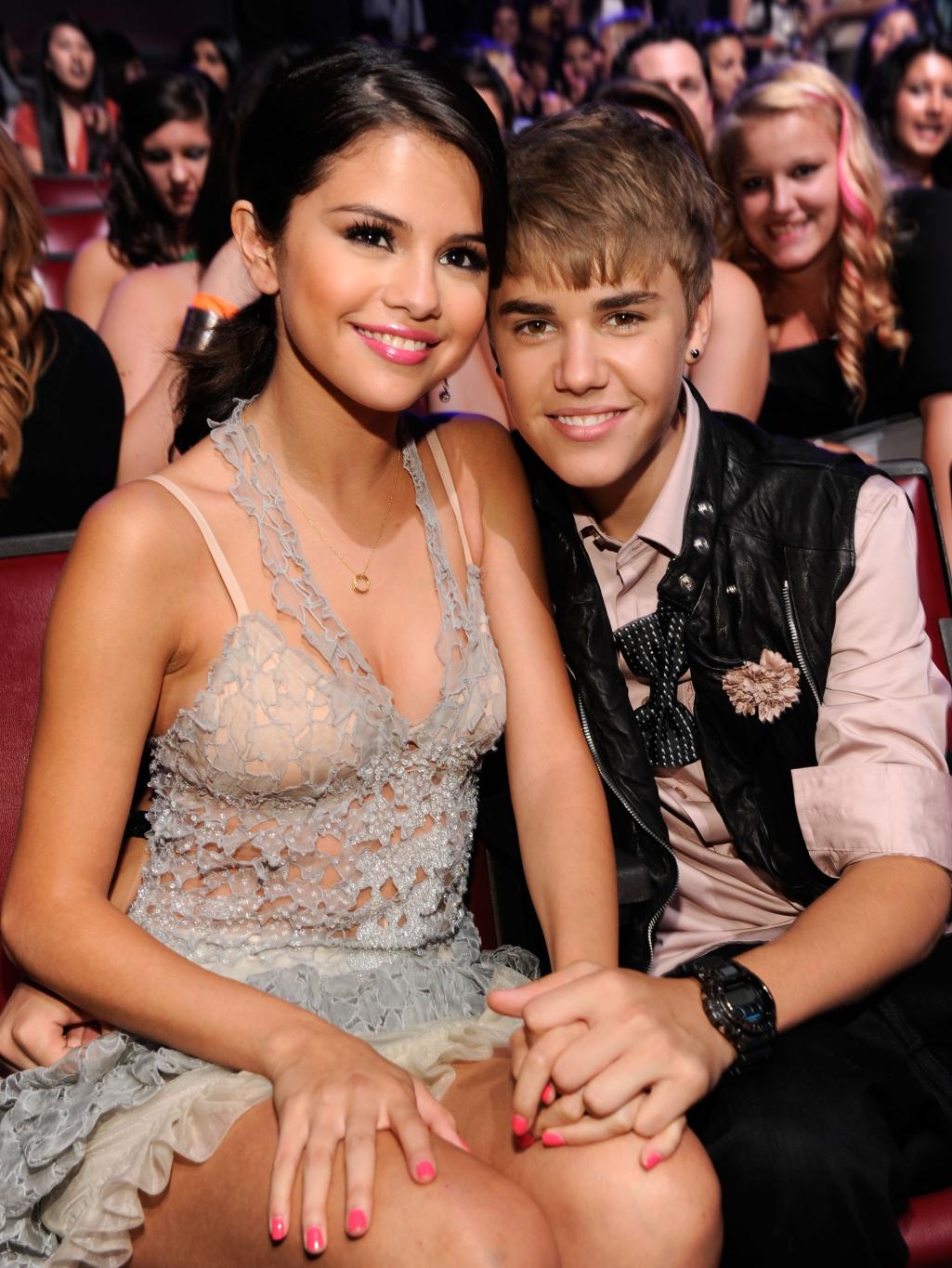 Селена Гомес и Джастин Бибер держались за руки на церемонии Teen Choice Awards 2011.