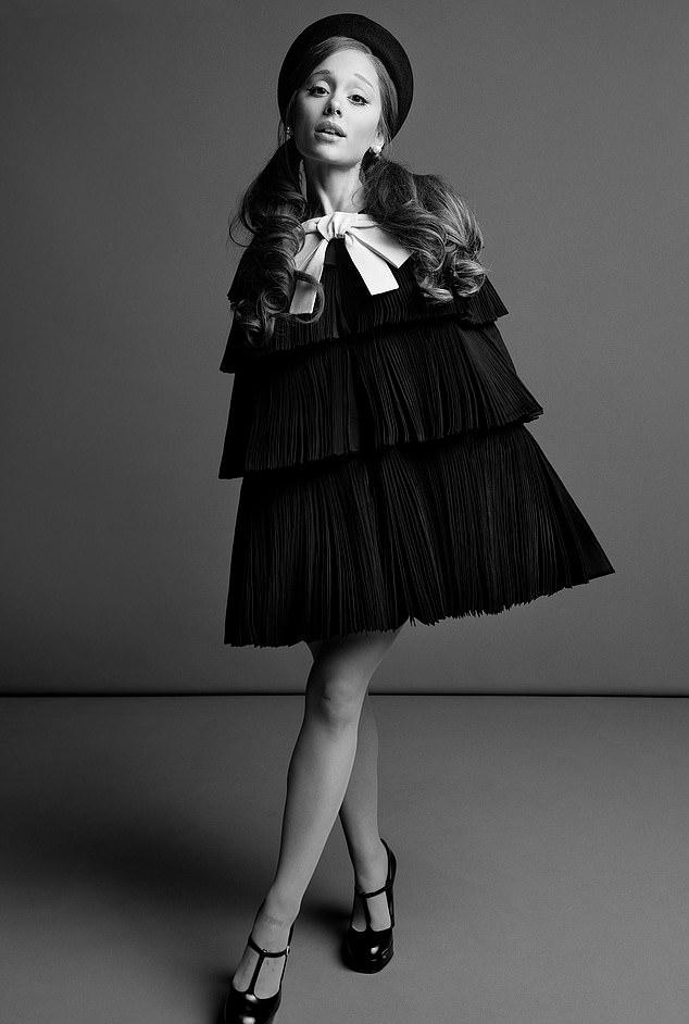 Интервью дополнила яркая фотосессия, где Гранде эффектно позировала в разнообразных стильных образах.