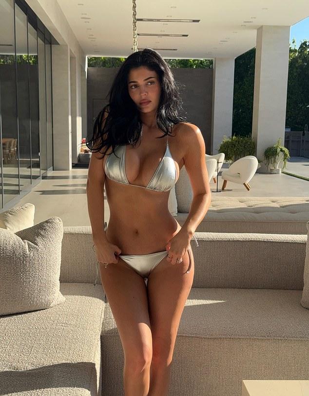 Кайли Дженнер предстала в крошечном серебристом бикини на новых фото в Instagram, опубликованных утром в понедельник.