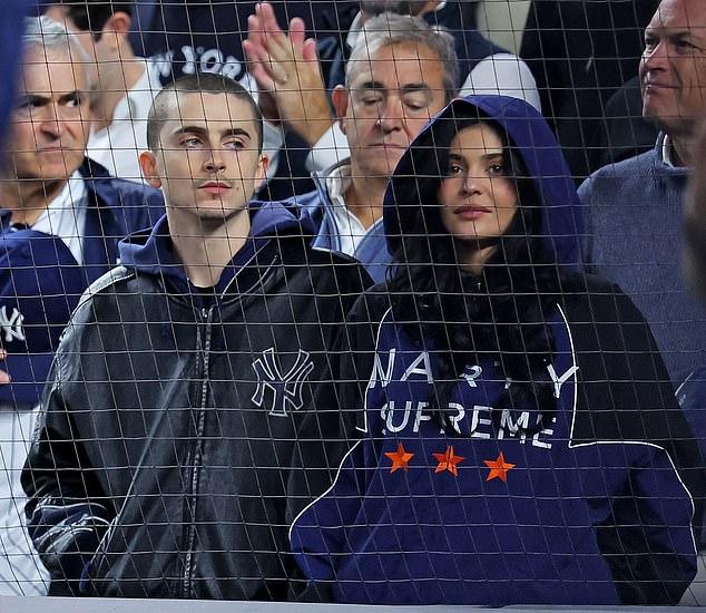 Кайли Дженнер позировала в серебристом бикини-стрингах на новых снимках, опубликованных в Instagram в понедельник утром