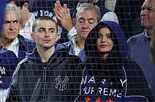 Кайли Дженнер позировала в серебристом бикини-стрингах на новых снимках, опубликованных в Instagram в понедельник утром