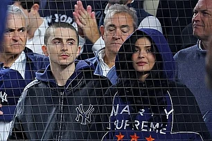 Кайли Дженнер позировала в серебристом бикини-стрингах на новых снимках, опубликованных в Instagram в понедельник утром