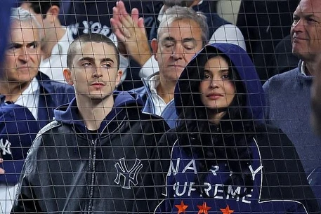 Кайли Дженнер позировала в серебристом бикини-стрингах на новых снимках, опубликованных в Instagram в понедельник утром