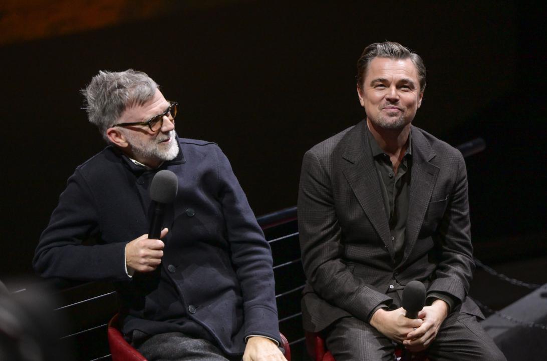 Пол Томас Андерсон и Леонардо Ди Каприо запечатлены во время совместного появления.