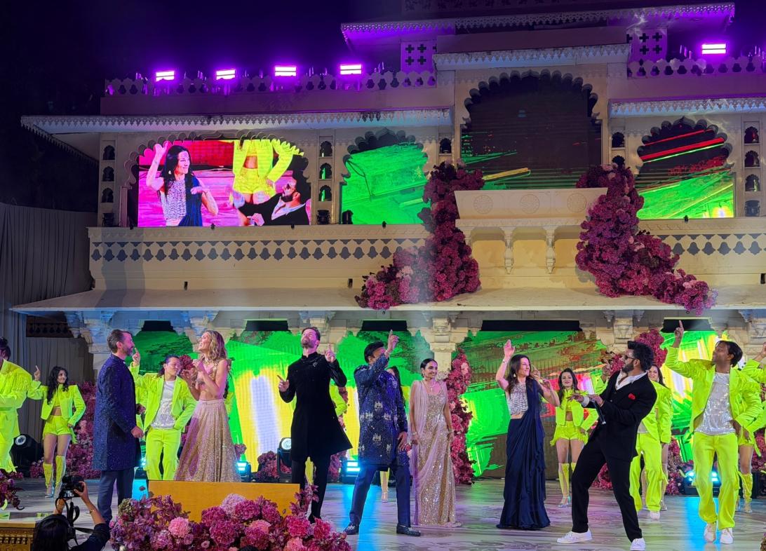 Дональд Трамп-младший, Беттина Андерсон и Ранвир Сингх танцуют на сцене на вечеринке миллиардера.