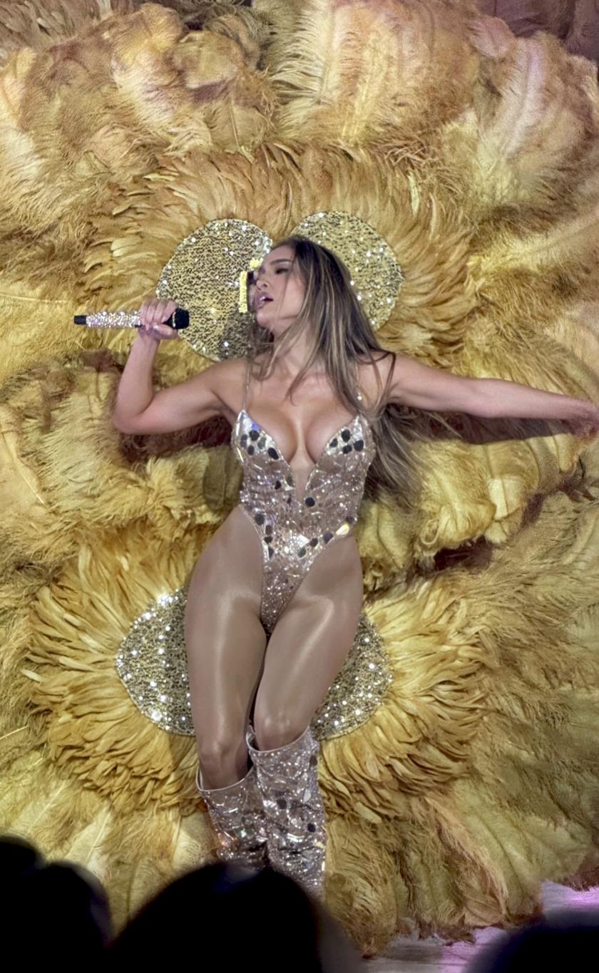 Выступление Дженнифер Лопес.