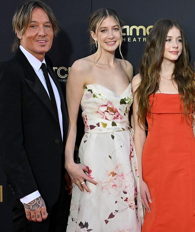 В недавнем заявлении на развод Николь запросила полную опеку над дочерьми Сандей (17) и Фейт (14); фото сделано в апреле 2024.