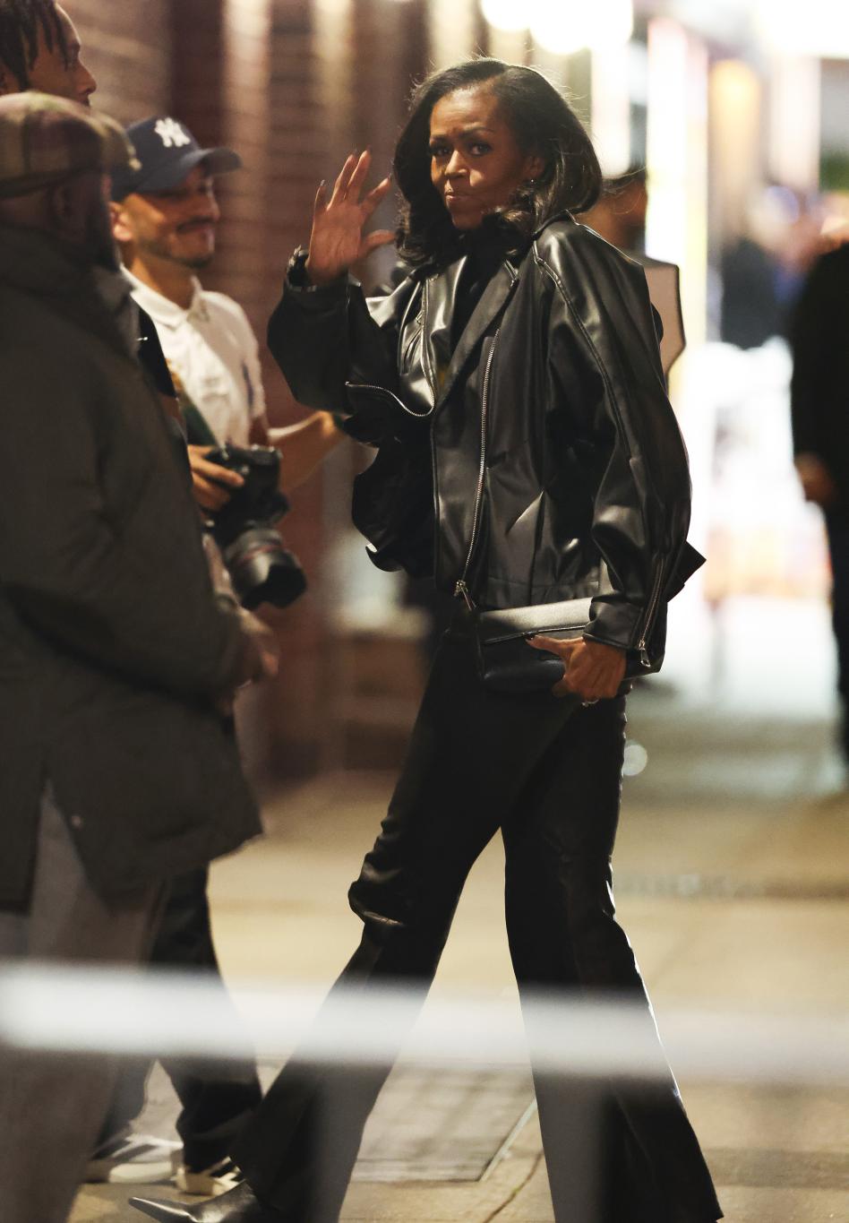 Мишель Обама уверенно и грациозно шагает.