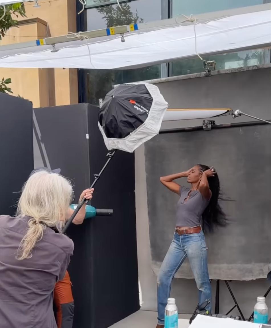 Бывшая первая леди Мишель Обама элегантно позирует.