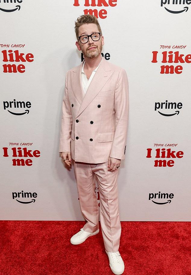 В ответ на свист он бросил: "Знаю, хотите драться? Жду у рампы. Но это просто рождественский фильм!" Замечено в октябре.