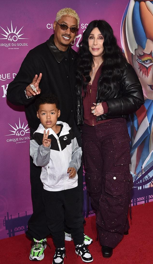 Шер встречается с 39-летним Александром «Эй-И» Эдвардсом, моложе ее на 40 лет. Он на фото с сыном Слэшем, октябрь 2024.