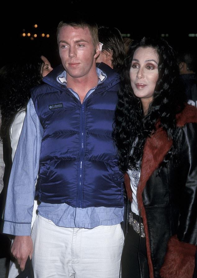 Летом сын Шер, Элайджа Блю Оллман, выписался из больницы после передозировки наркотиков (на фото 2001 года).