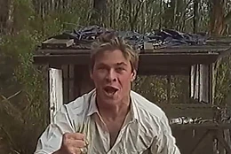 Роберт Ирвин отреагировал на видео, где Крис Хемсворт имитирует своего покойного отца Стива Ирвина