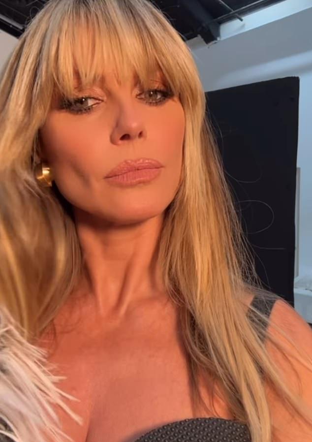 На другом снимке красавица позировала для эффектного селфи в сером топе с заклепками.