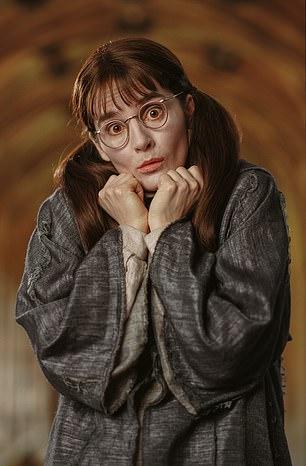 В 2002 году 37-летняя Ширли Хендерсон играла роль призрака.