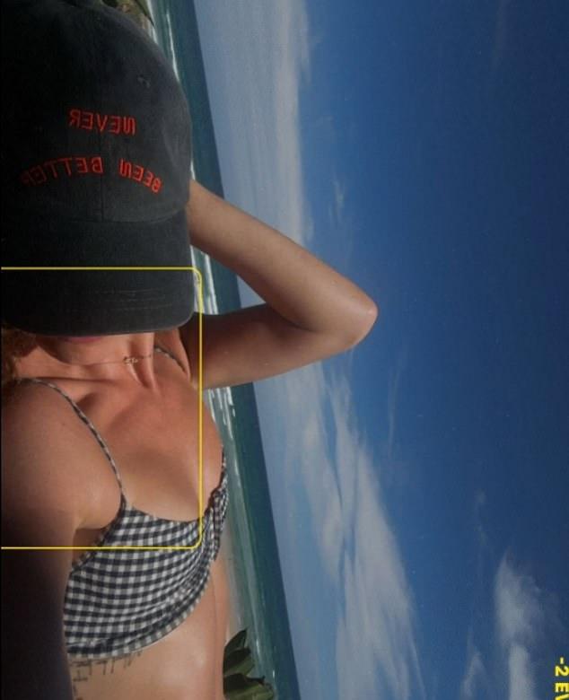 Ранее Лили позировала в клетчатом бикини, надев бейсболку с надписью «лучше не бывает».