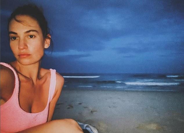 Лили Джеймс выглядела отдохнувшей на пляжном селфи без макияжа из Австралии