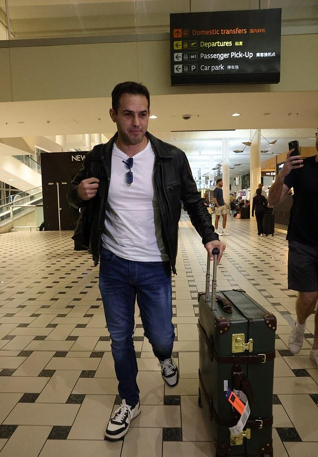 Джереми выглядел непринужденно, идя по залу прилета, в белой обтягивающей футболке, джинсах и черной кожаной куртке.